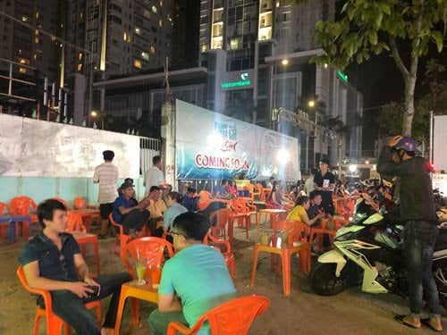 Vỉa hè lại bị chiếm - Ảnh 2.