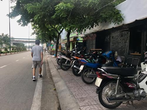 Vỉa hè lại bị chiếm - Ảnh 3.