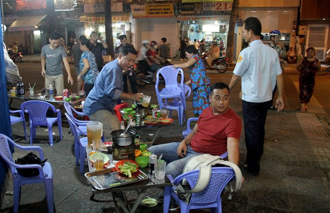 Ong Doan Ngoc Hai lai di dep via he, nguoi ban hang khong kip tro tay hinh anh 2