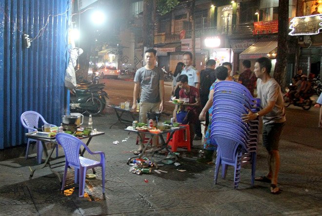 Ong Doan Ngoc Hai lai di dep via he, nguoi ban hang khong kip tro tay hinh anh 3