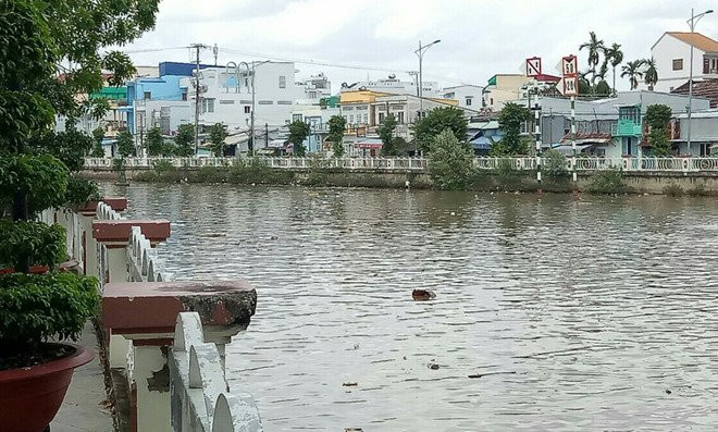 Thi the nguoi dan ong noi duoi kenh sau nua ngay mat tich hinh anh 1