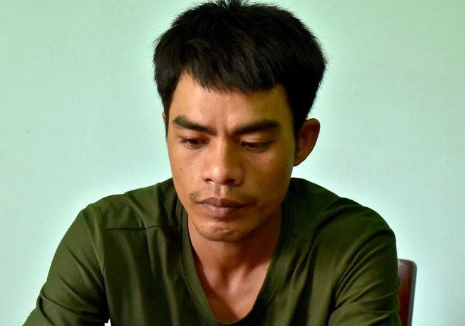 Dung sung nhua khong che tai xe taxi, cuop tai san hinh anh 1