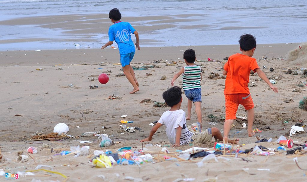 Bo bien dep tro thanh bai chua hang tan rac thai hinh anh 10