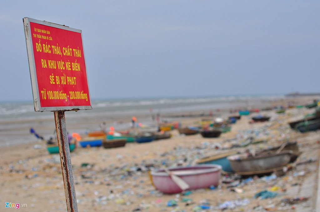 Bo bien dep tro thanh bai chua hang tan rac thai hinh anh 14