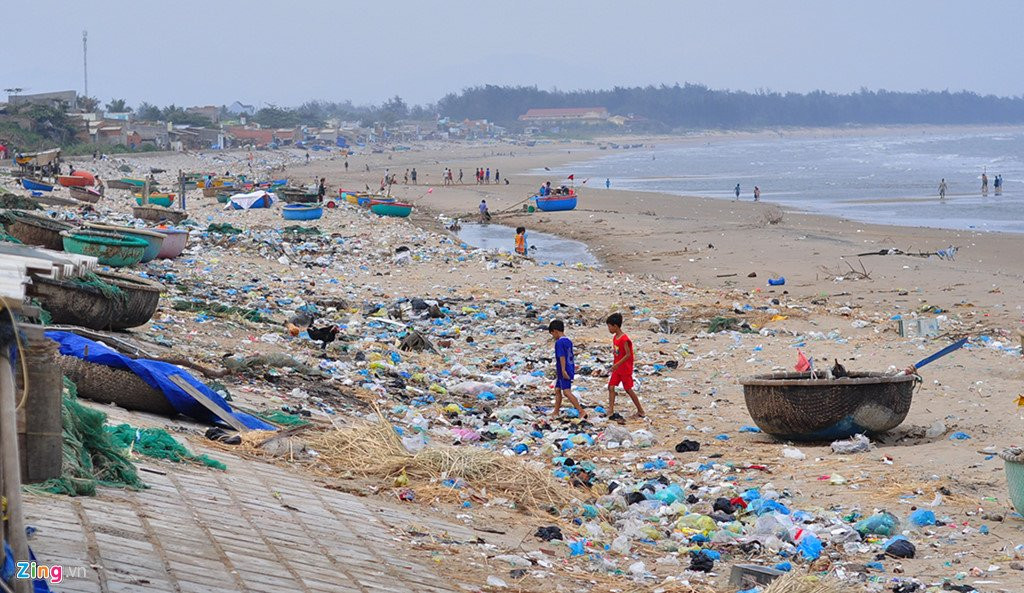 Bo bien dep tro thanh bai chua hang tan rac thai hinh anh 1