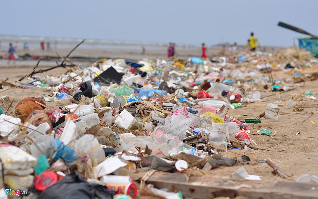 Bo bien dep tro thanh bai chua hang tan rac thai hinh anh 2