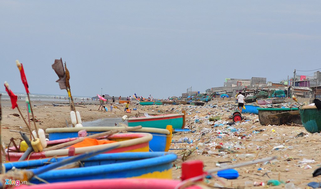 Bo bien dep tro thanh bai chua hang tan rac thai hinh anh 3