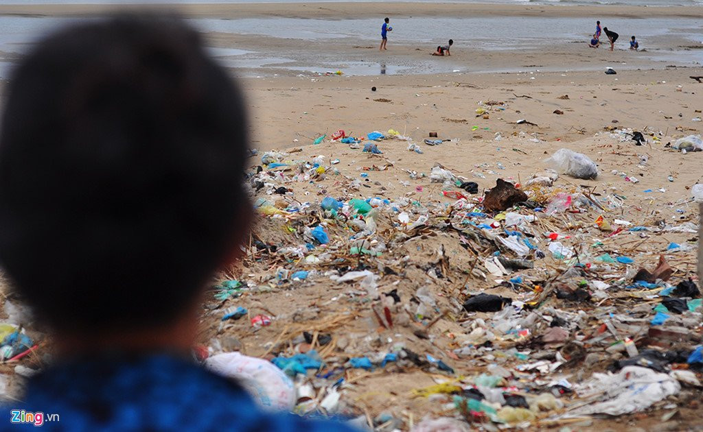 Bo bien dep tro thanh bai chua hang tan rac thai hinh anh 4