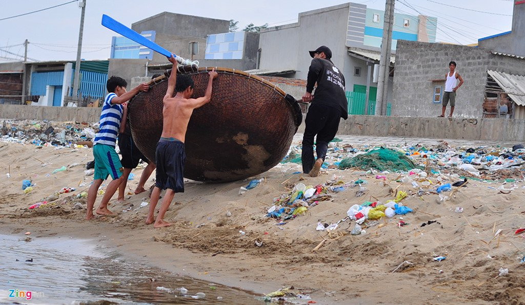 Bo bien dep tro thanh bai chua hang tan rac thai hinh anh 7