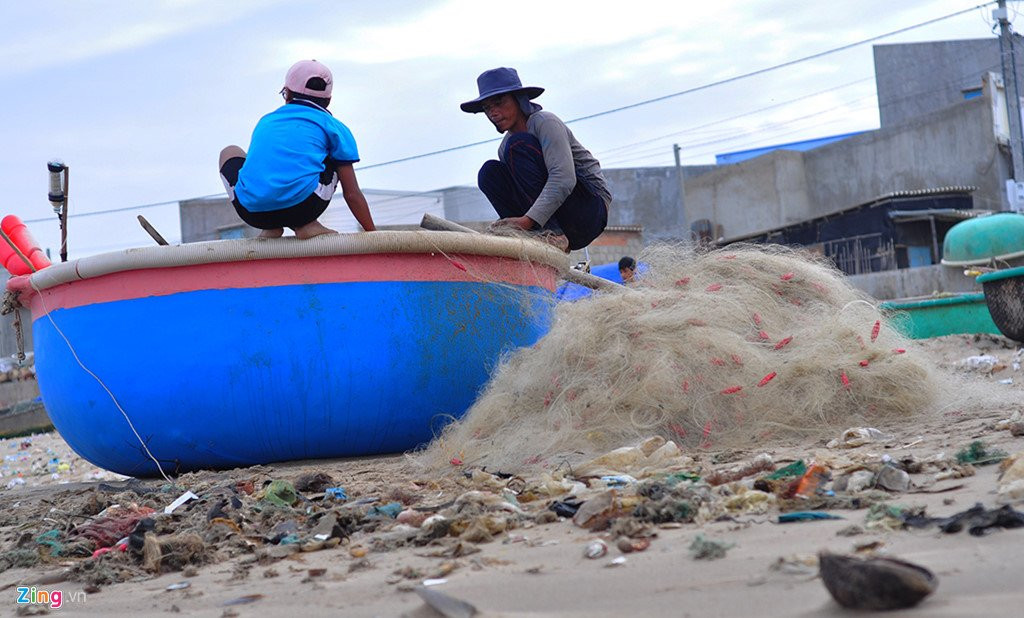Bo bien dep tro thanh bai chua hang tan rac thai hinh anh 8