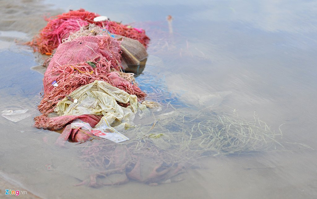 Bo bien dep tro thanh bai chua hang tan rac thai hinh anh 9