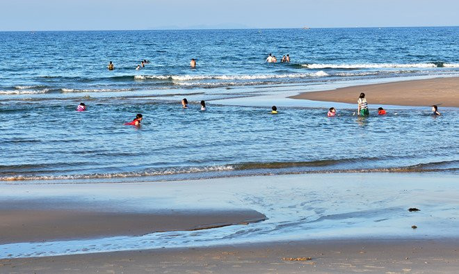 2 nam sinh duoi nuoc tu vong khi tam bien hinh anh 2