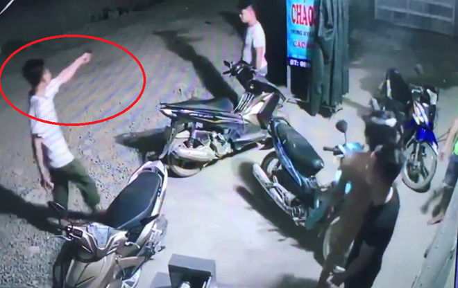 Truong cong an xa no sung khi nhom thanh nien xay ra au da hinh anh 1