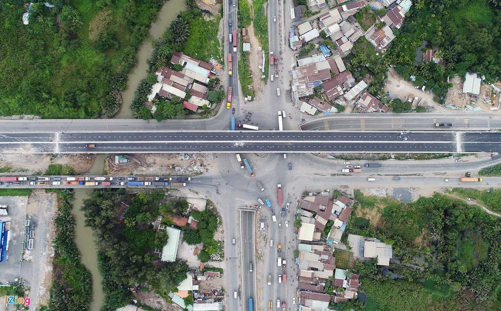 Cau vuot qua doan duong 8 km di mat 6 tieng truoc gio thong xe hinh anh 2