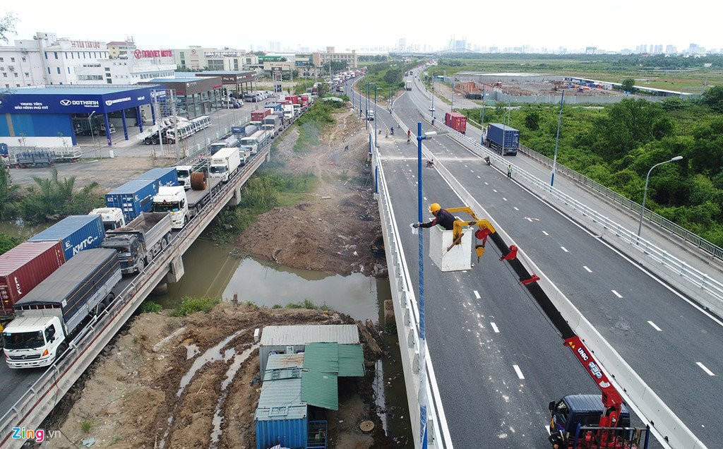 Cau vuot qua doan duong 8 km di mat 6 tieng truoc gio thong xe hinh anh 3