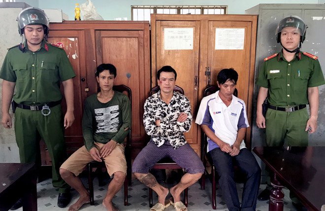 Bat nhom nguoi mang sung di doi tien bao ke ban hang rong hinh anh 1