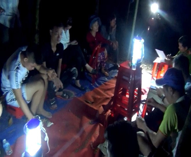 Hang chuc canh sat hinh su ap vao song bac giua rung keo hinh anh 1