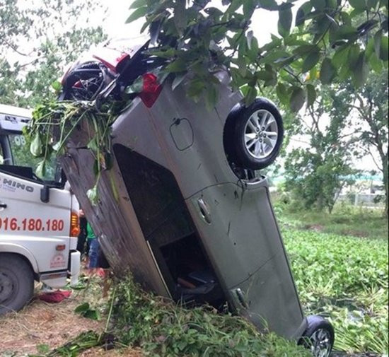 muon-o-to-cua-con-re-tap-lai-tong-chet-nguoi-roi-lao-xe-xuong-muong-hinh-anh0145677807