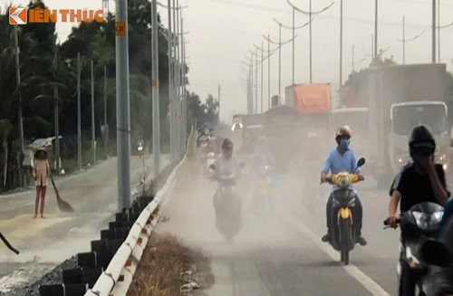 bao-bui-tan-cong-nguoi-di-xe-may-tren-duong-dan-cao-toc-tp-hcm-hinh-4 4