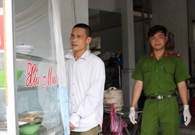 Thanh nien co 2 tien an bi bat khi mang ma tuy di mua com hinh anh 1