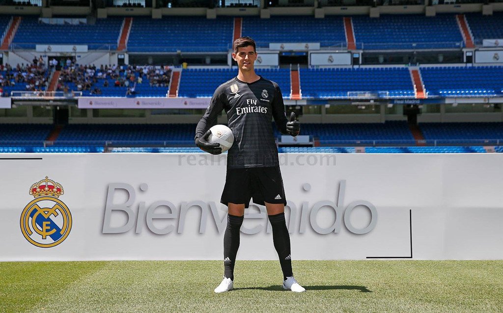 Courtois hon len logo Real Madrid trong ngay ra mat hinh anh 2