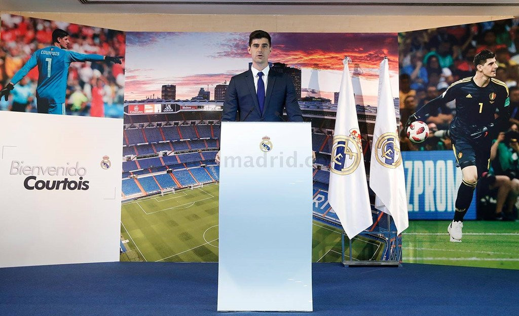 Courtois hon len logo Real Madrid trong ngay ra mat hinh anh 9