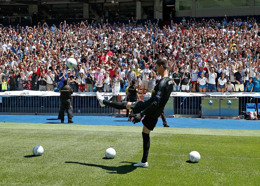 Courtois hon len logo Real Madrid trong ngay ra mat hinh anh 3