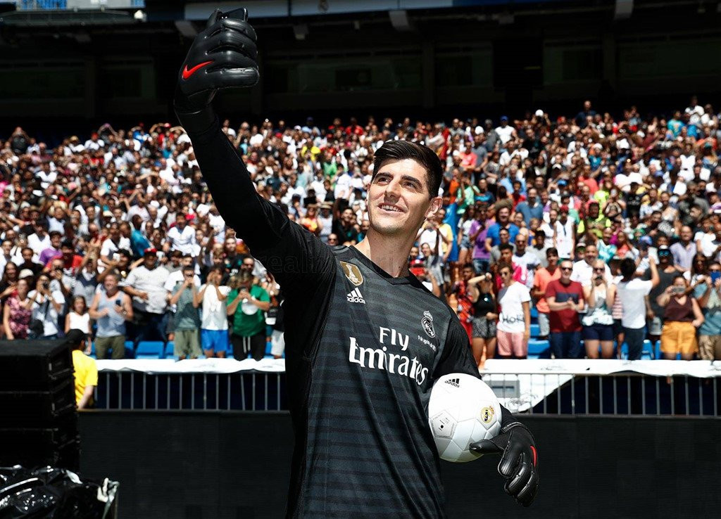 Courtois hon len logo Real Madrid trong ngay ra mat hinh anh 4