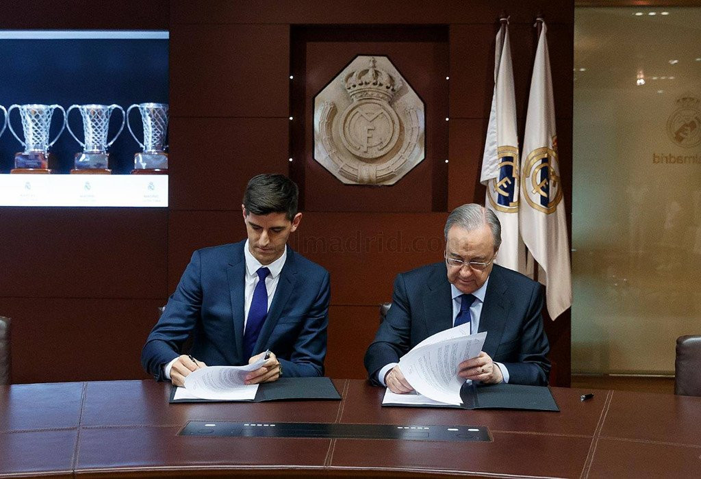 Courtois hon len logo Real Madrid trong ngay ra mat hinh anh 6