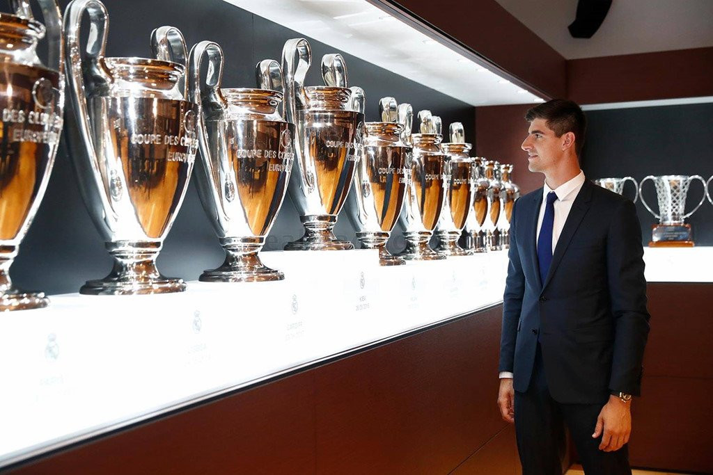 Courtois hon len logo Real Madrid trong ngay ra mat hinh anh 8