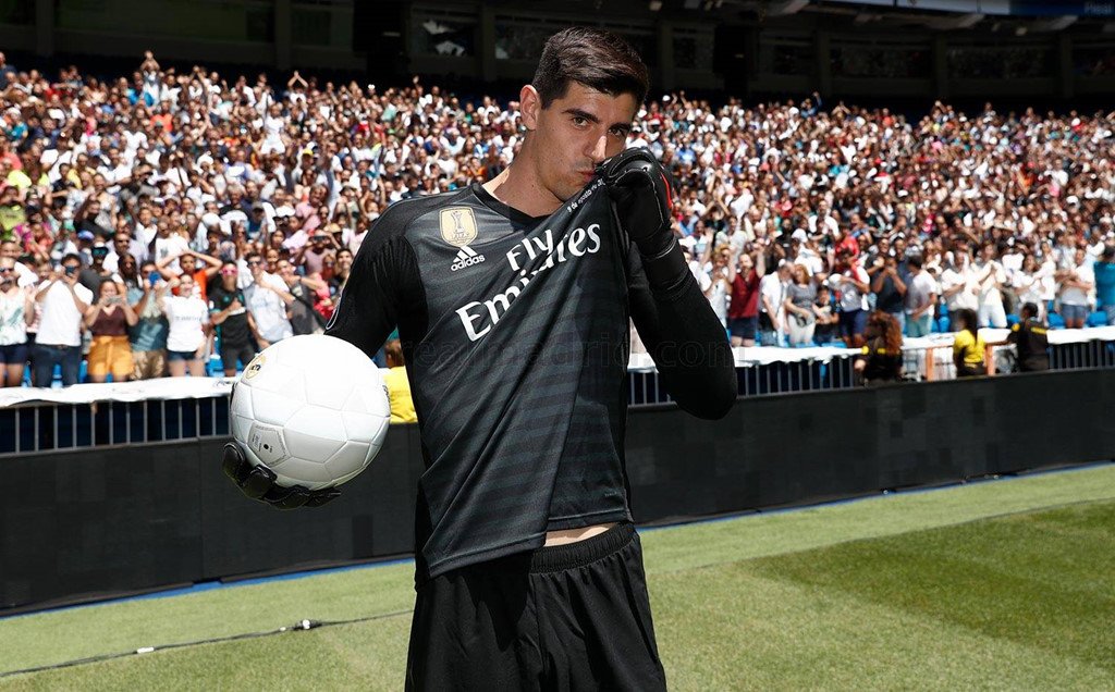 Courtois hon len logo Real Madrid trong ngay ra mat hinh anh 1