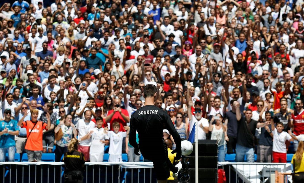 Courtois hon len logo Real Madrid trong ngay ra mat hinh anh 5