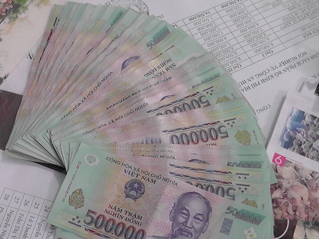 Nhat duoc coc tien 500.000 dong, 3 nam sinh tim nguoi tra lai hinh anh 1