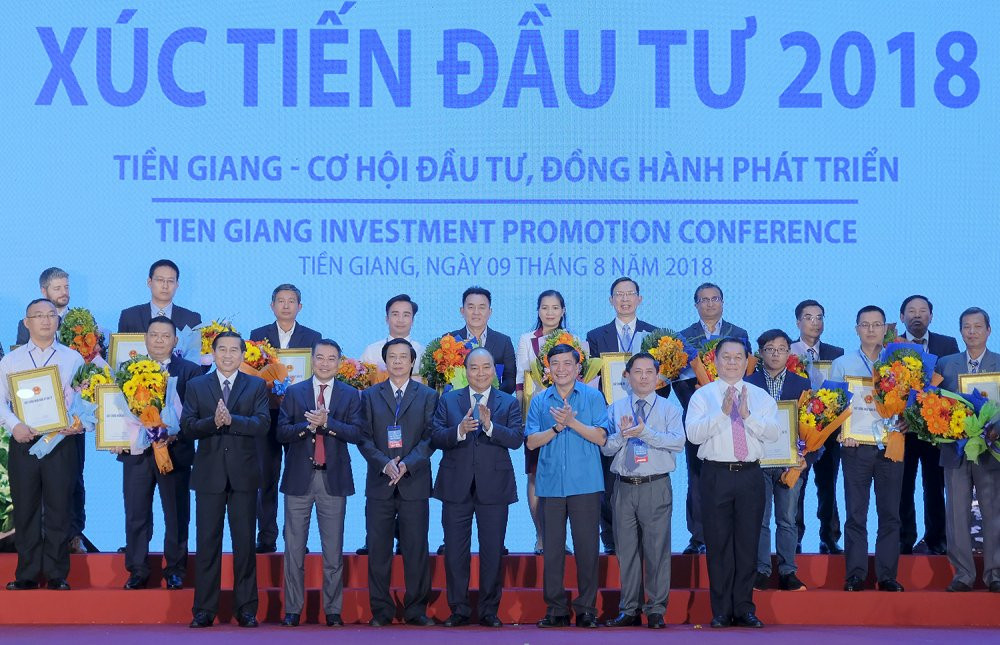 Thu tuong chung kien Le trao Giay chung nhan dau tu cho 18 du an vao tinh Tien Giang 3