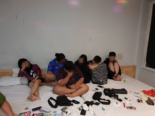 14 nam, nữ trác táng tập thể trong khách sạn - Ảnh 1.