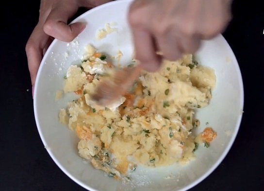 Cách làm bánh khoai tây trứng muối tuyệt ngon