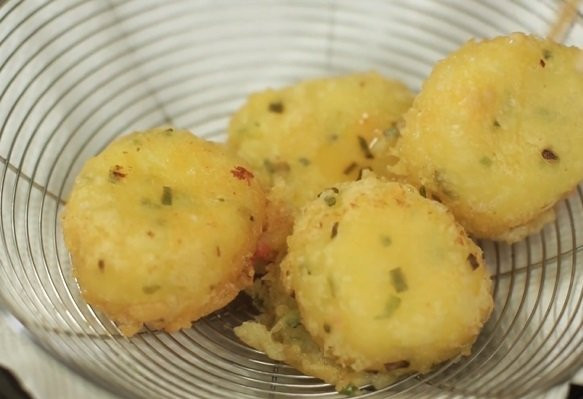 Cách làm bánh khoai tây trứng muối tuyệt ngon