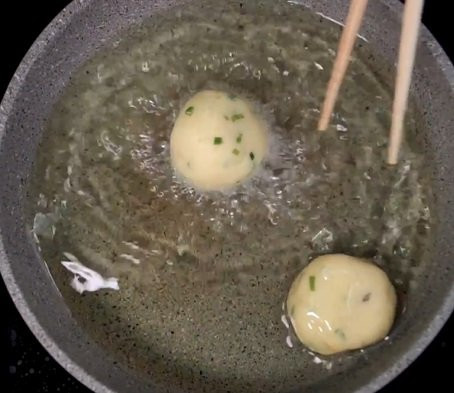 Cách làm bánh khoai tây trứng muối tuyệt ngon