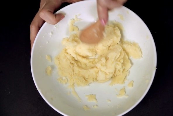 Cách làm bánh khoai tây trứng muối tuyệt ngon