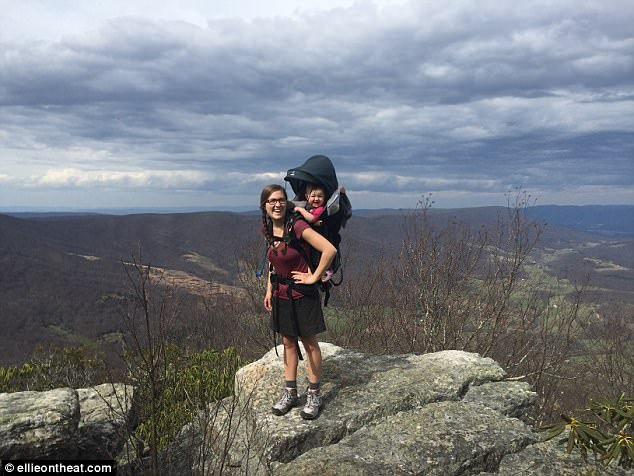 Cõng con gái 15 tháng tuổi, bố mẹ 'phượt' qua 14 tiểu bang