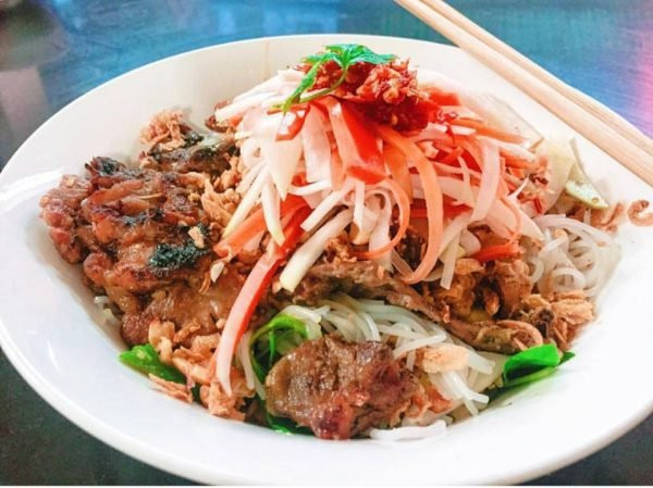 Cận cảnh tô bún thịt nướng đầy đặn phố Tô Hiến Thành. (Ảnh: IG @ngngmylinh)