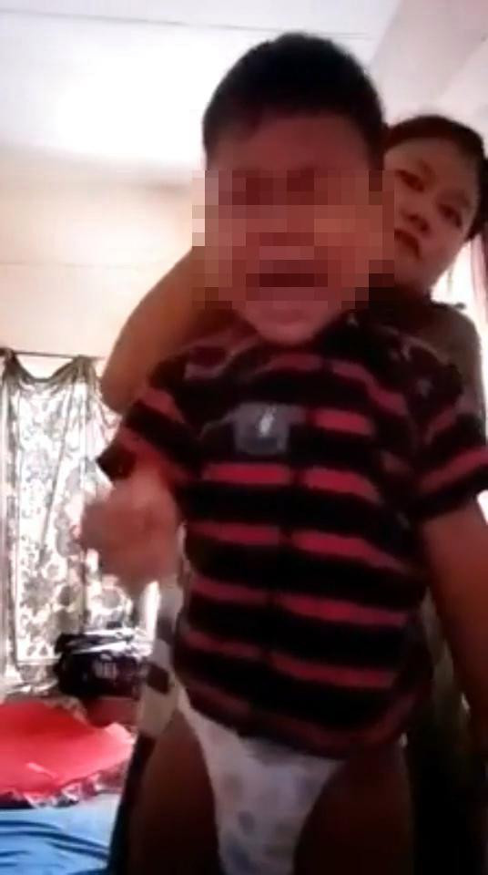 Phẫn nộ tội ác tày đình của bà mẹ hành hạ con trai chỉ vì... chồng không nghe điện thoại