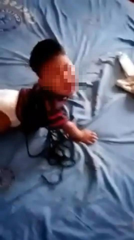 Phẫn nộ tội ác tày đình của bà mẹ hành hạ con trai chỉ vì... chồng không nghe điện thoại