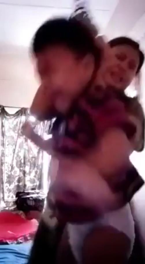 Phẫn nộ tội ác tày đình của bà mẹ hành hạ con trai chỉ vì... chồng không nghe điện thoại