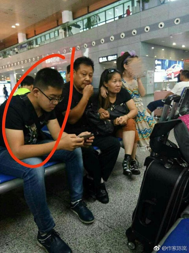 Hé lộ danh tính nam thanh niên thản nhiên sờ soạng bé gái nơi công cộng gây phẫn nộ