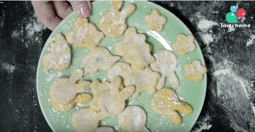 cách làm bánh rán bí đỏ - cắt bánh bằng khuôn