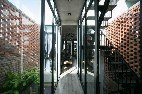 'Ngả mũ' trước kiến trúc sư biến mảnh đất xấu xí thành căn nhà đẹp như mơ