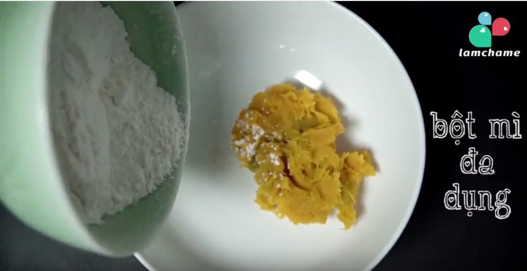 cách làm bánh rán bí đỏ - đổ bột mì vào bí đỏ đã nghiền