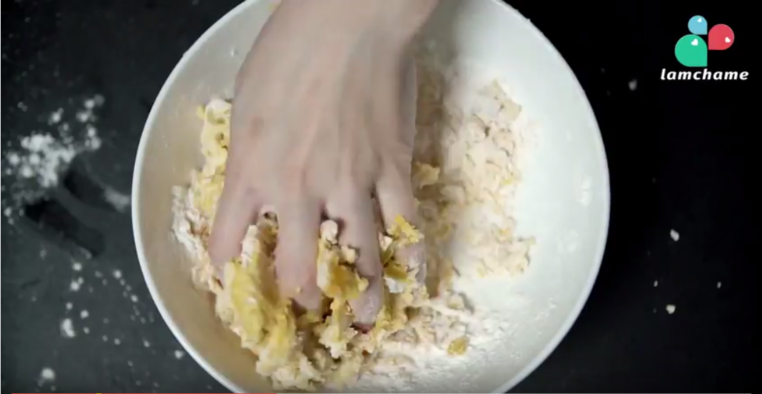 cách làm bánh rán bí đỏ - nhào bột lẫn với bí đỏ