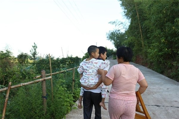 Xúc động cậu bé 8 tuổi 'nhường' sự sống cho em trai vì biết mình sắp ra đi